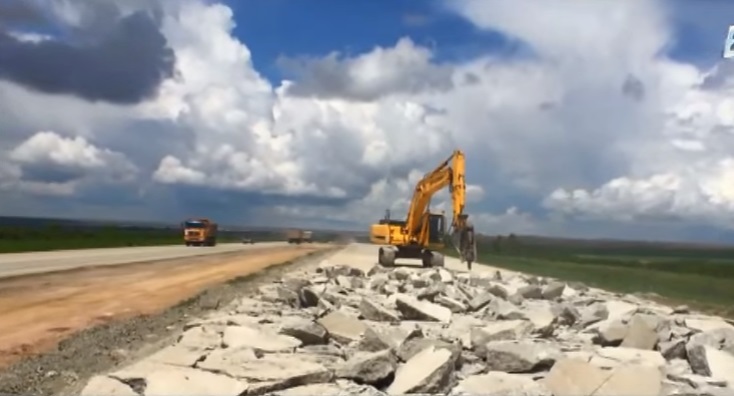 Салушылардың салақтығынан 600 метр асфалть жол қопарылып тасталды (видео)