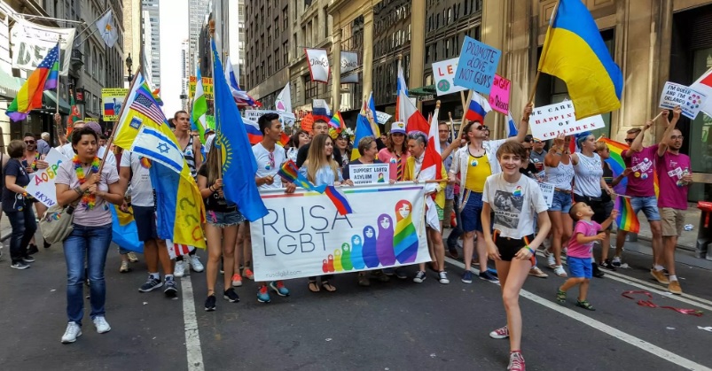 Не масқара?!! Нью-Йорктағы гей-парадта Қазақстан туын көтеріп шықты