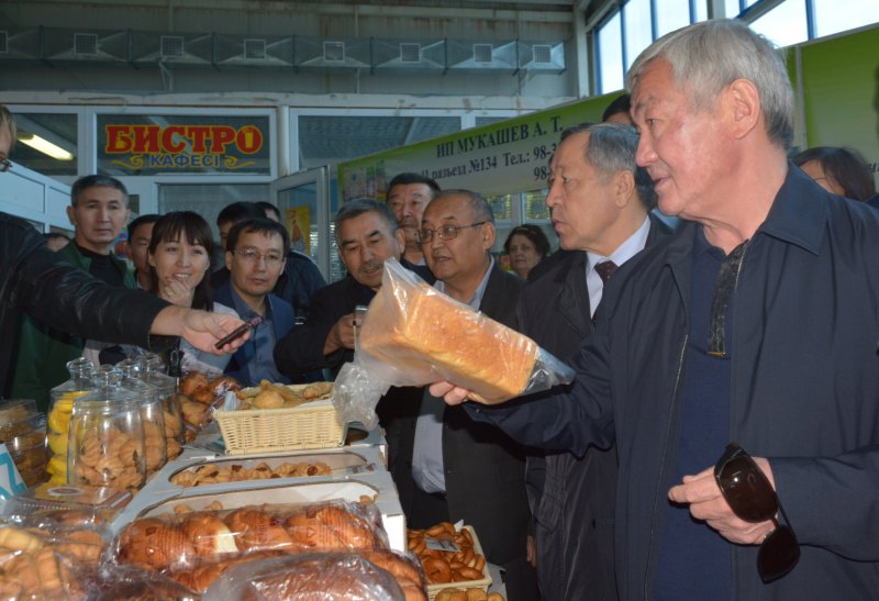 Сапарбаев сексендегі әжейді алдамақ болған саудагерге жекіп тастады (фото)