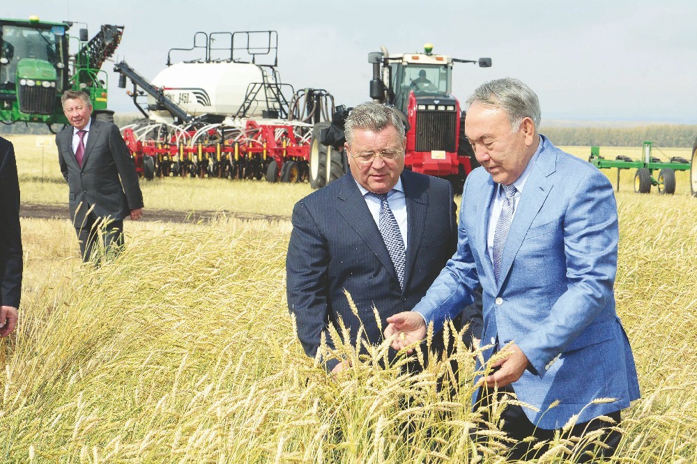 Назарбаев: Бір қолға жүздеген мың гектар жер беруге болмайды