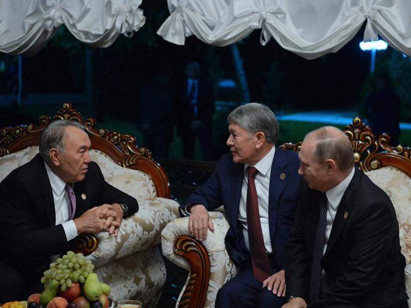 Бір креслода отырған Атамбаев пен Путиннің суреті желіні жарды (фото)
