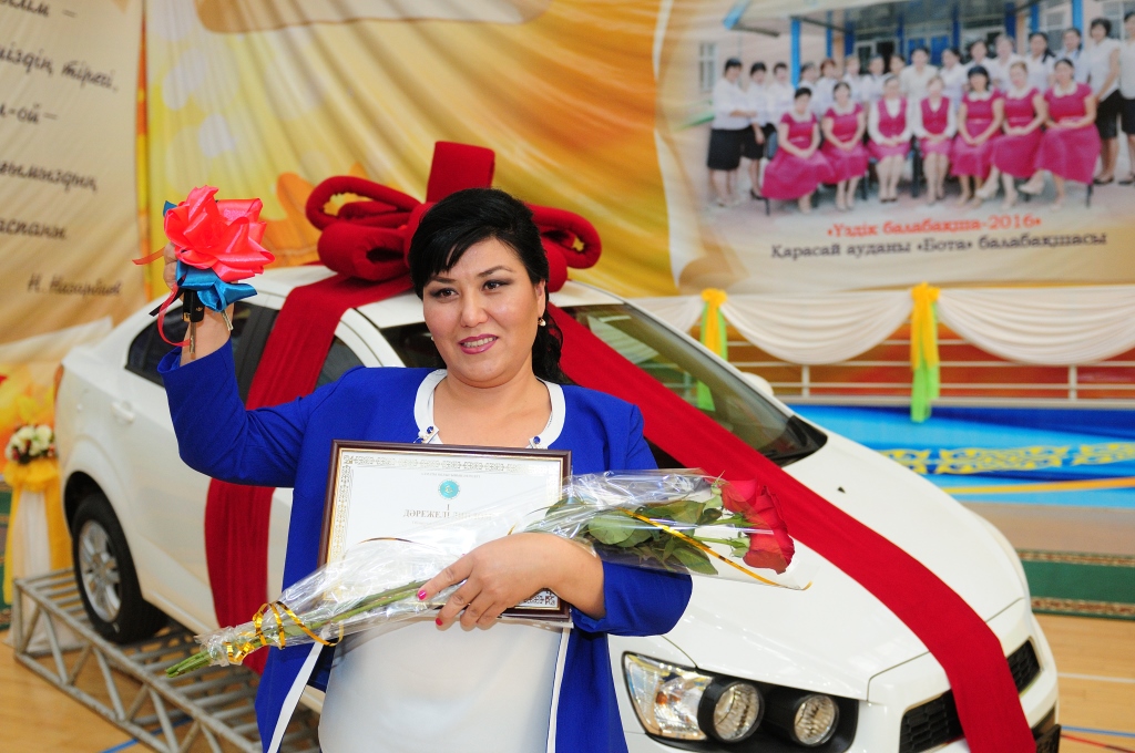 В Алматинской области учителю года подарили автомобиль