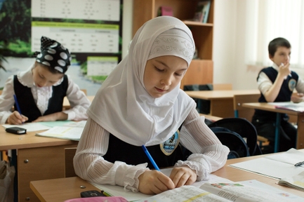 Атырауда хиджаб киген оқушыны мұғалімдер мектепке кіргізбей қойды