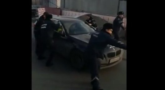 Алматыда BMW жүргізушісі полицейлерге қарсылық көрсетті (ВИДЕО)