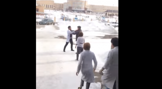 Астанадағы емханалардың бірінде медқызметкер мен ер адамның жанжалы видеоға түсірілді