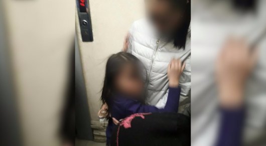 Астанада үзіліп түскен лифттен адамдарды құтқару кезінде түсірілген суреттер жарияланды