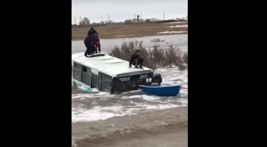 Ақмола облысындағы суға батқан автобустан балаларды құтқару сәті түсірілген видео жарияланды