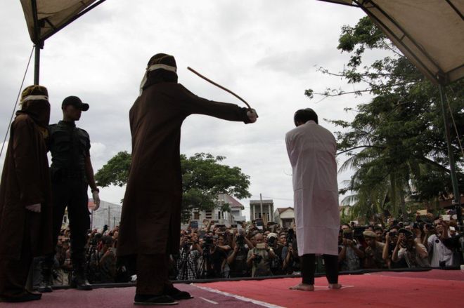 Индонезияда екі гейге халықтың көзінше дүре соғылды