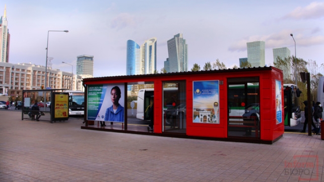 Белгісіз біреулер Астана аялдамасындағы кітап сөресін ұрлап кетті