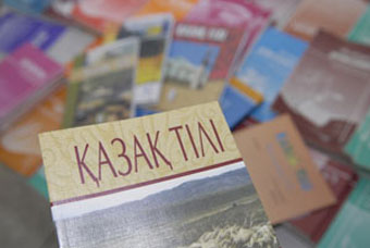 В Казахстане все больше русских  парней и девушек изучают казахский язык