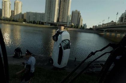Астананың дәл ортасында көлік көпірден Есілге құлап кетті