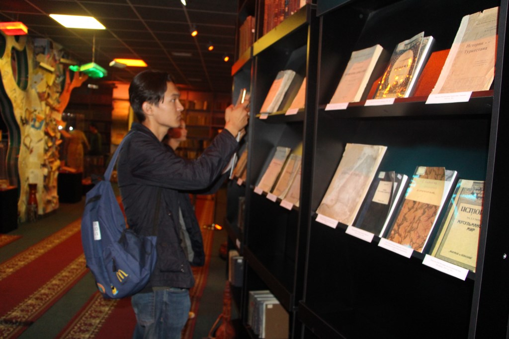 Астанада латын әліпбиінде жарық көрген кітаптар көрмесі өтті