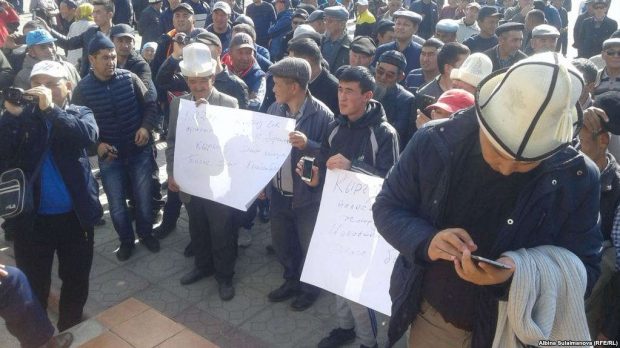 "Кешірім сұрасын!": Талас тұрғындары Атамбаевтың мәлімдемесіне қарсы митингке шықты