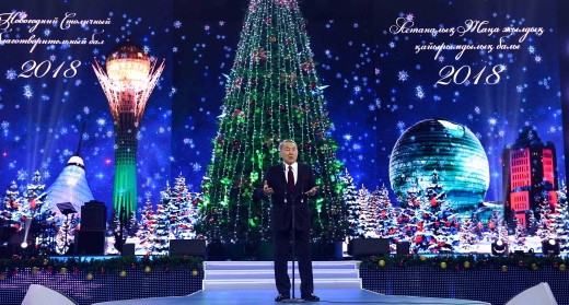 Нұрсұлтан Назарбаев Астанадағы жаңажылдық қайырымдылық балына қатысты
