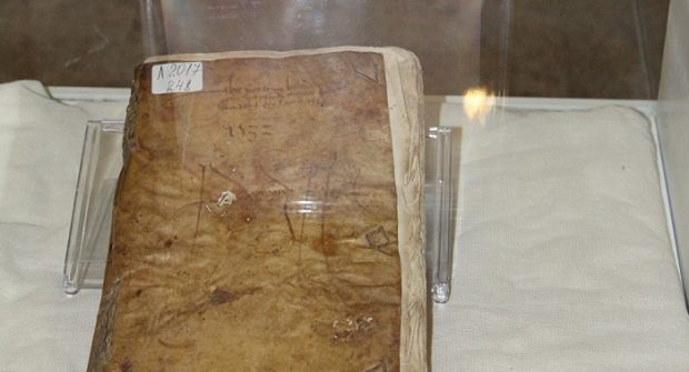 Астанада мұқабасы адам терісінен жасалған кітап халықты таңғалдырды