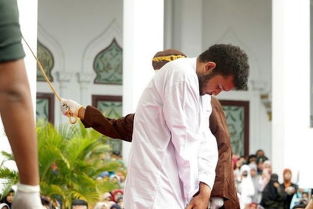 Индонезияда некеге дейін жыныстық қатынасқа түскендерді бес жылға соттамақ