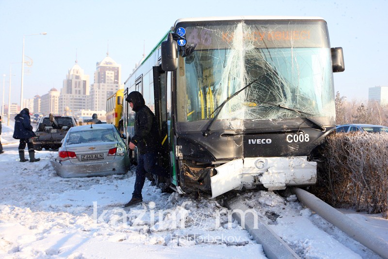 Астанада жолаушылар автобусы апатқа ұшырады