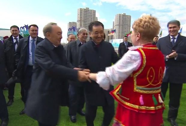 Назарбаев пен Сағынтаевтың алаңда билеген видеосы жарияланды