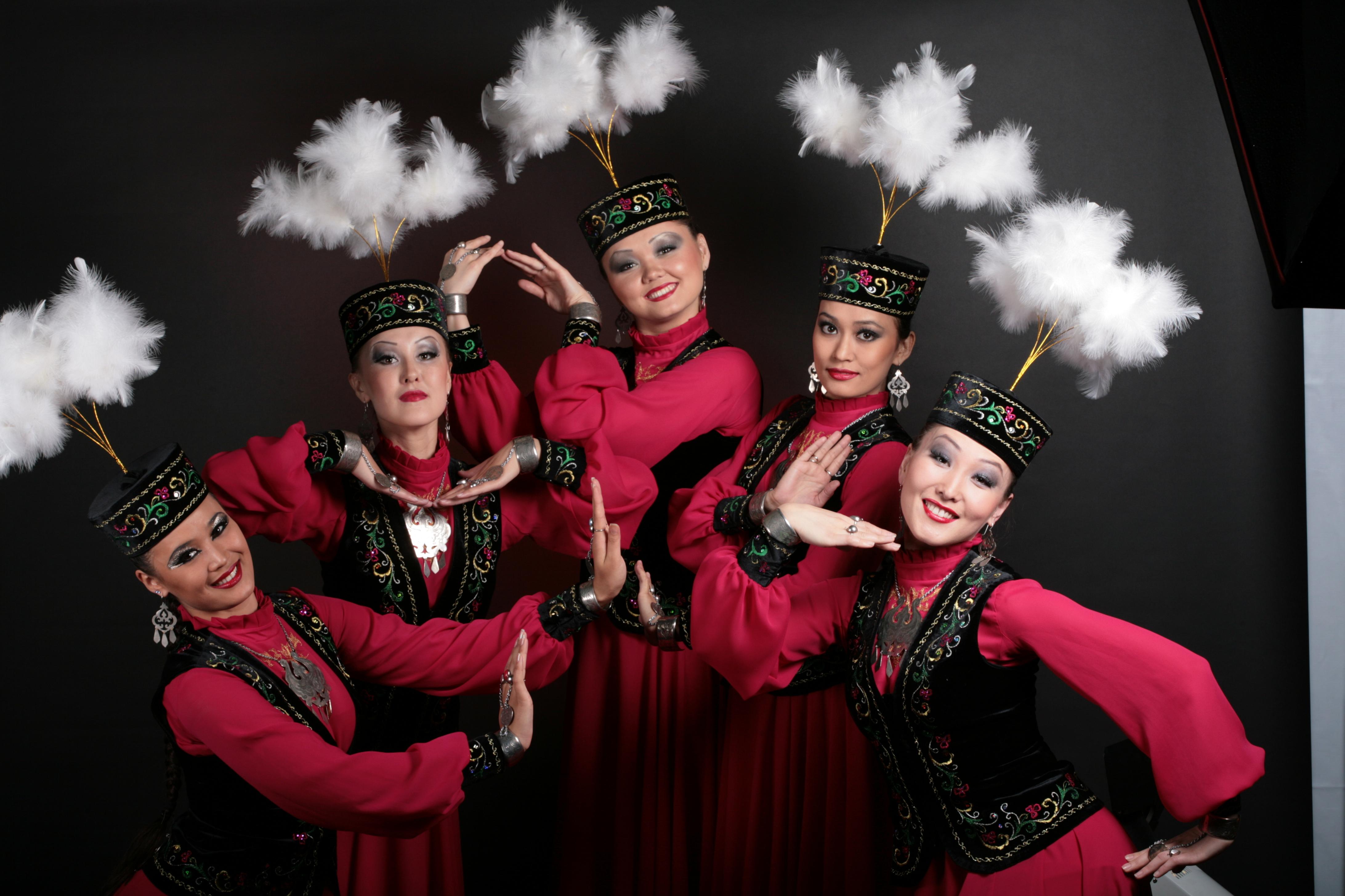 Казахский национальный танец. Казахский народный танец. Казахский танцевальный костюм. Народные танцы казахов. Казахские национальные танцы.