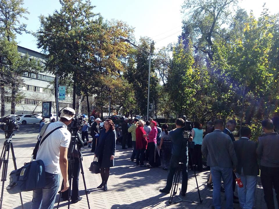 "Өліспей беріспейміз": Алматыда желтоқсан белсенділері қарсылық митингіне шықты (ВИДЕО)