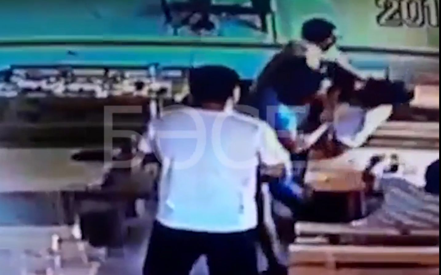 Атырау облысында кафенің иесін ұрып кеткен полицейлер жұмыстан қуылды (видео)