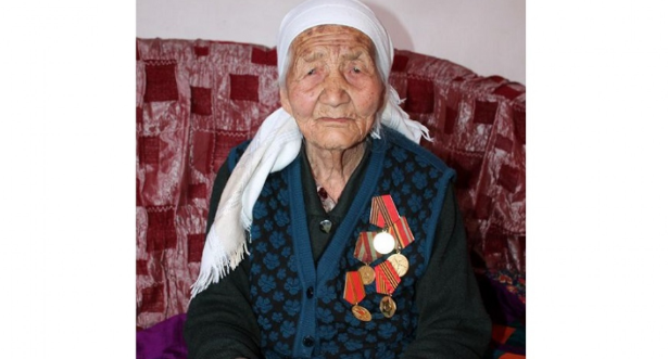 103 жастағы әже Мұқағали өлеңдерін жатқа айтады