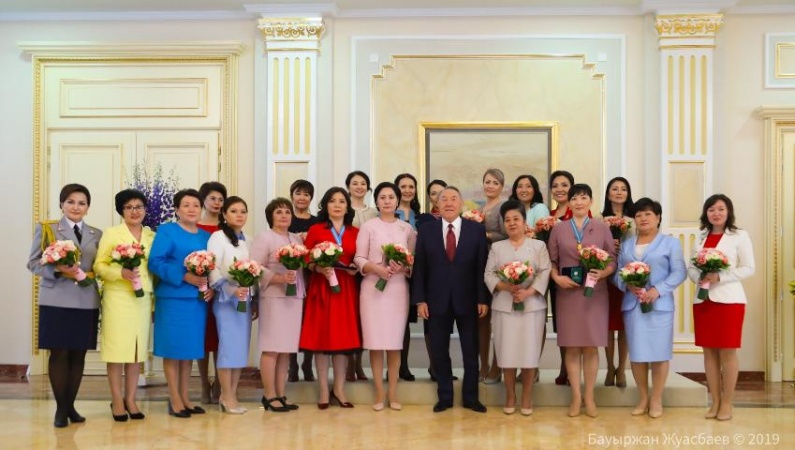 Назарбаев әйелдер қауымын 8 наурыз мекересімен құттықтады