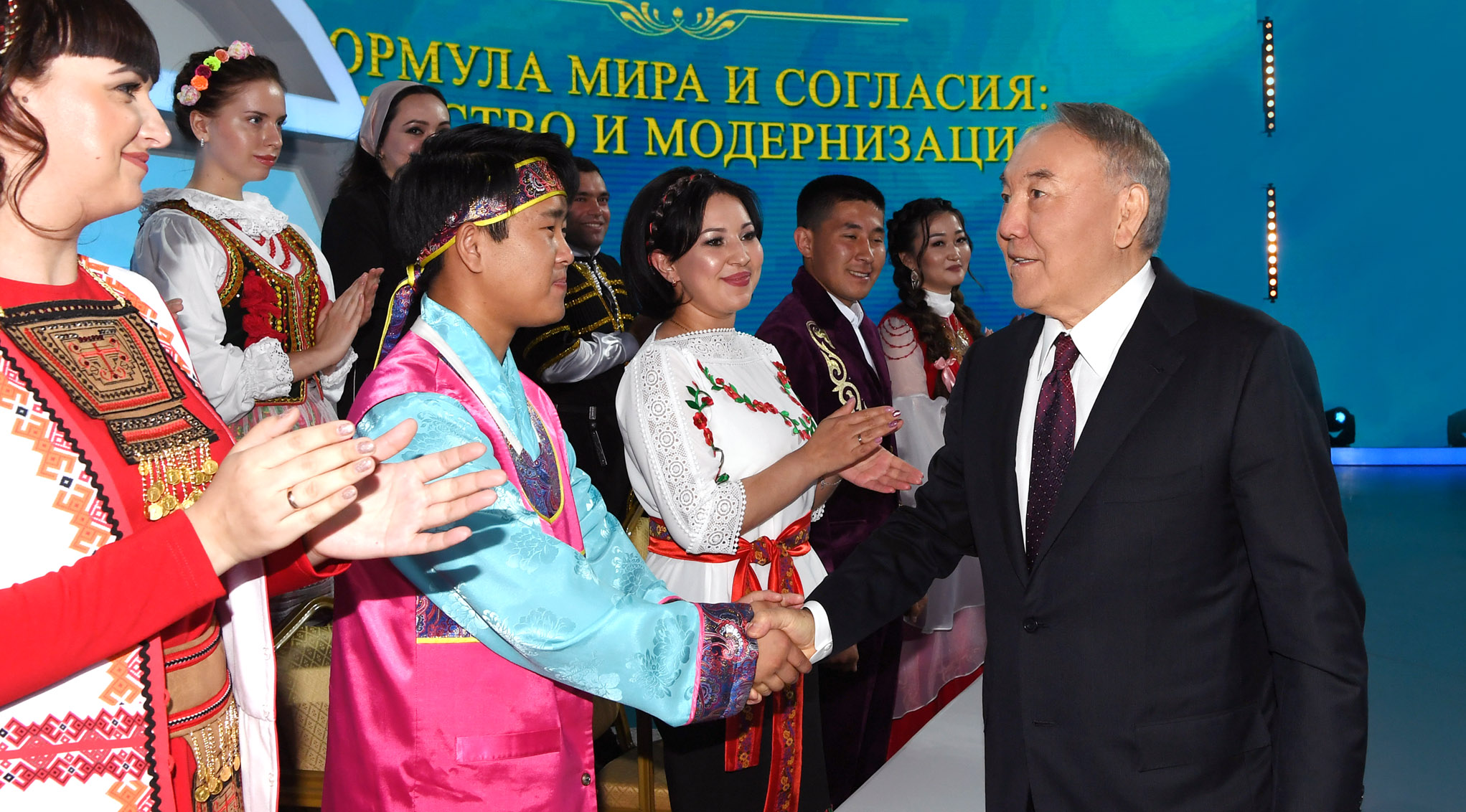 Нұрсұлтан Назарбаев: Қазақ тіліне деген құрметті байқап отырмыз