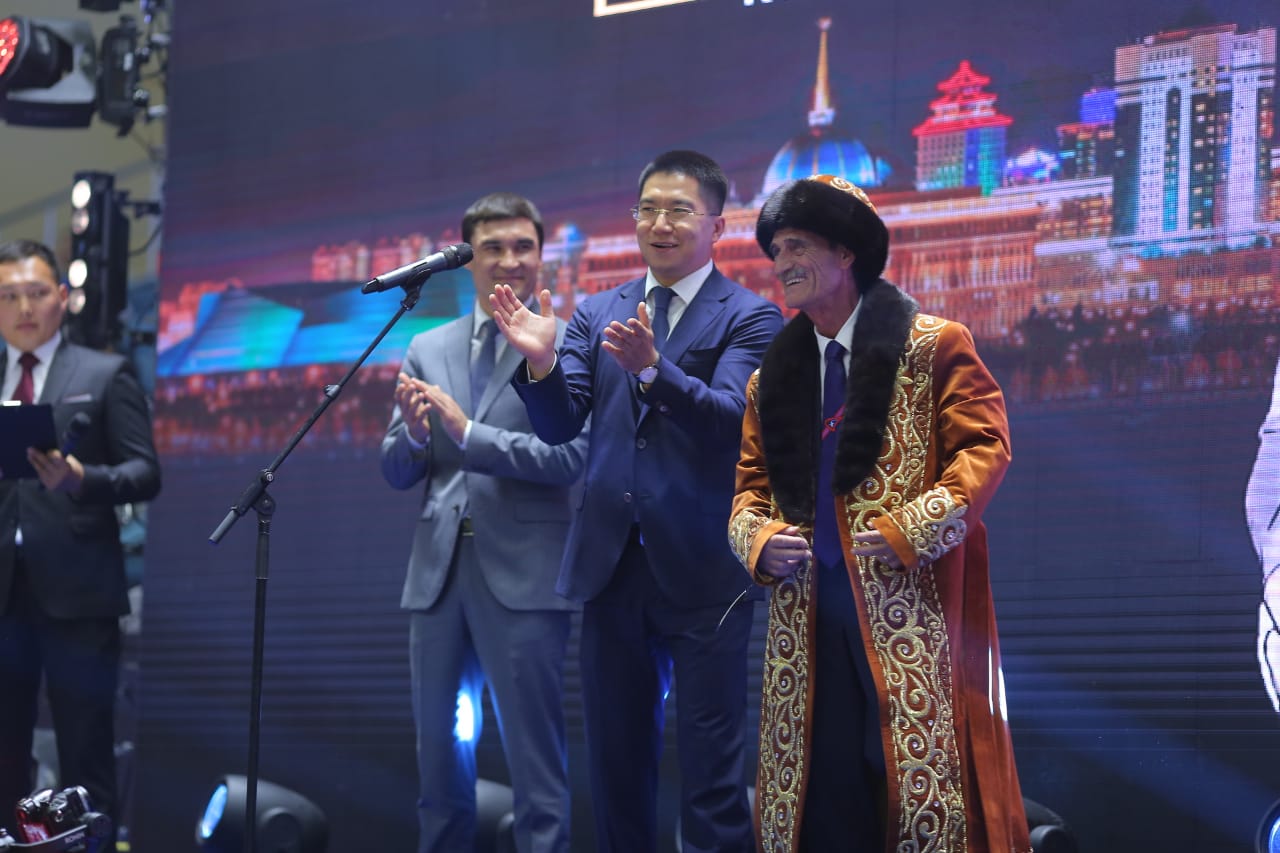 Болат Мажағұлов халықаралық джиу-джитсу қауымдастығының президентіне ұлттық шапан жапты