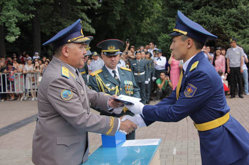 Алматыдағы әскери институт он үшінші түлектерін шығарды