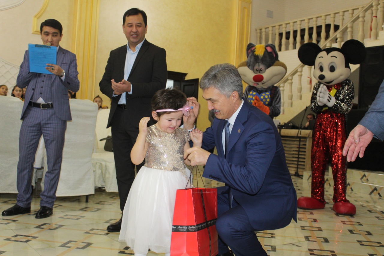 Түркістан облысының прокуроры жетім балаларды Жаңа жыл мерекесімен құттықтады