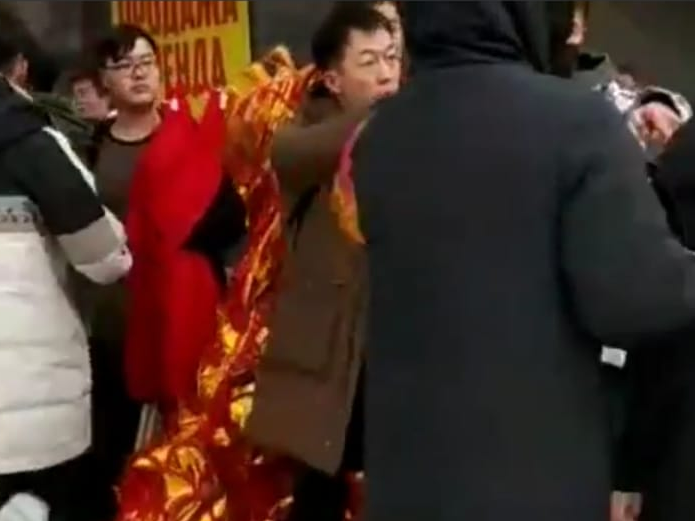 Қазақстанда Қытай символикасымен көшеге шыққан шетелдіктерге тұрғындар қарсы шықты (видео)