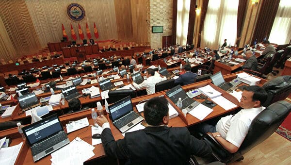 Қырғызстанда депутаттар жалақыларынан бас тартты