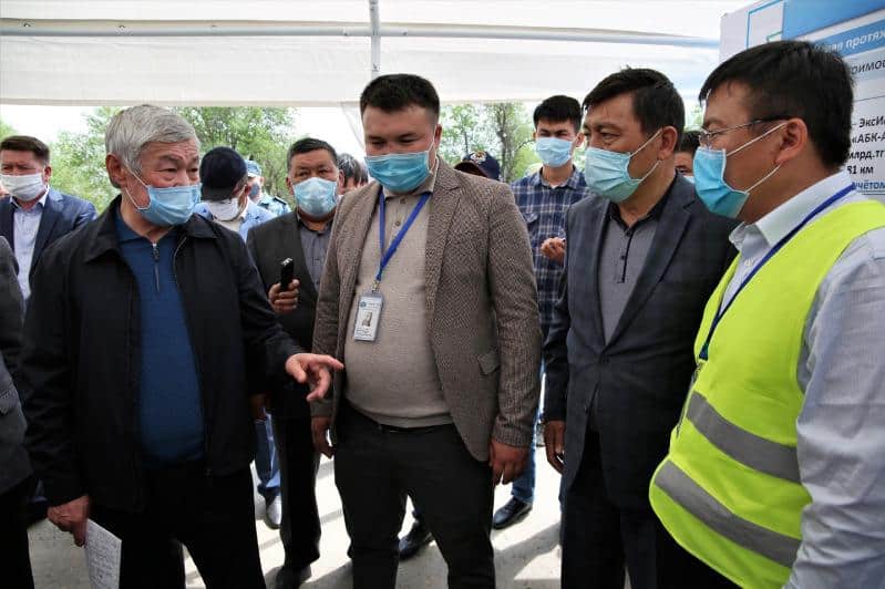 Бердібек Сапарбаев қазақ тіліне қырын қараған қытай компаниясын сынады