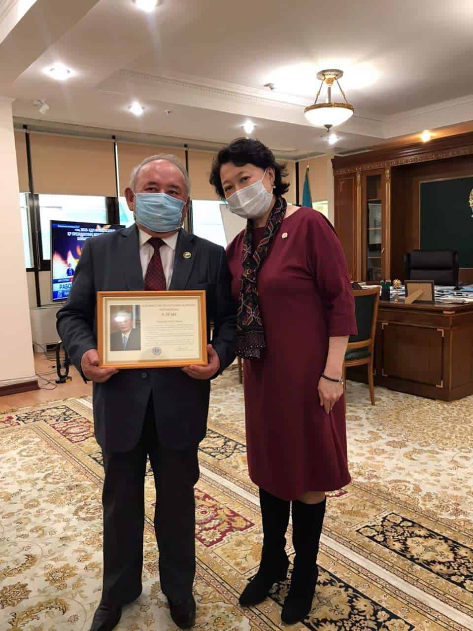 АҚЫНДЫ АРДАҚТАҒАН МИНИСТР