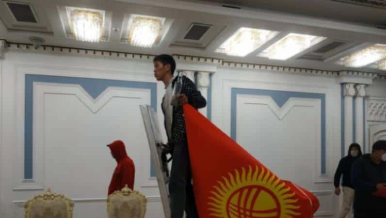 Ақ үй өртеніп жатыр: Қырғыздар Президент резиденциясына басып кірді