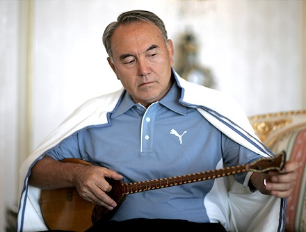Сүйікті әнін тыңдаған Назарбаев әншінің жаңылысқанын байқап, түзету жасады (видео)