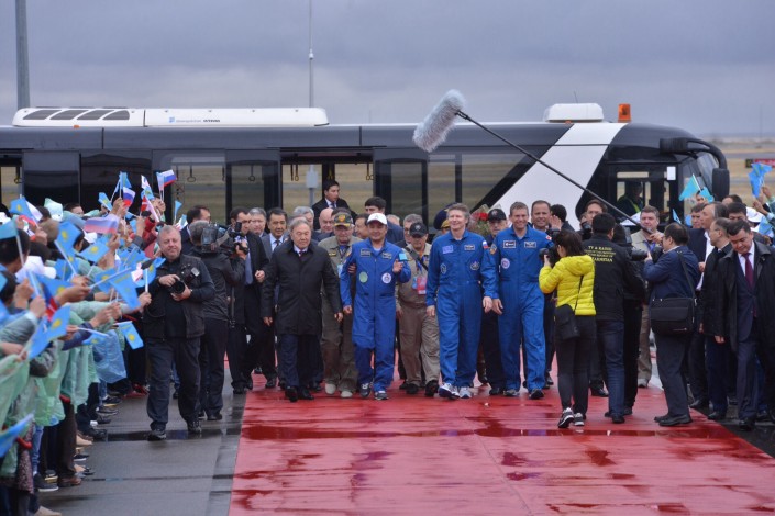 Астаналықтар қазақтың үшінші ғарышкерін салтанатты жағдайда күтіп алды (ФОТО)