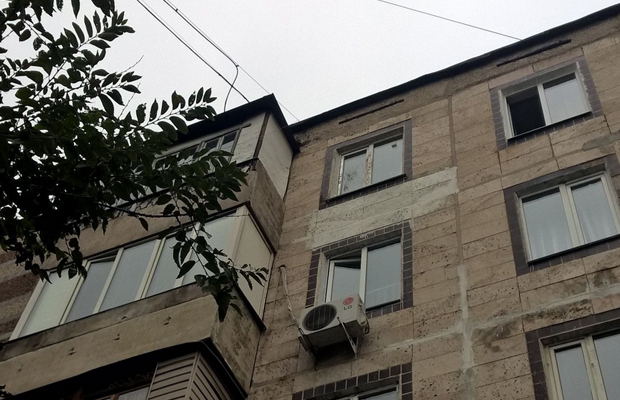 Балаларын балконнан лақтырып жіберген әйел қамауға алынды