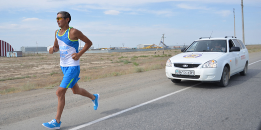 Меккеге жаяу шыққан азаматтың ақшасы таусылып Атырауда қалып қойды...