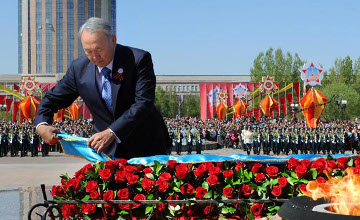 Назарбаев Астанадағы "Отан қорғаушылар" ескерткішіне гүл шоқтарын қойды