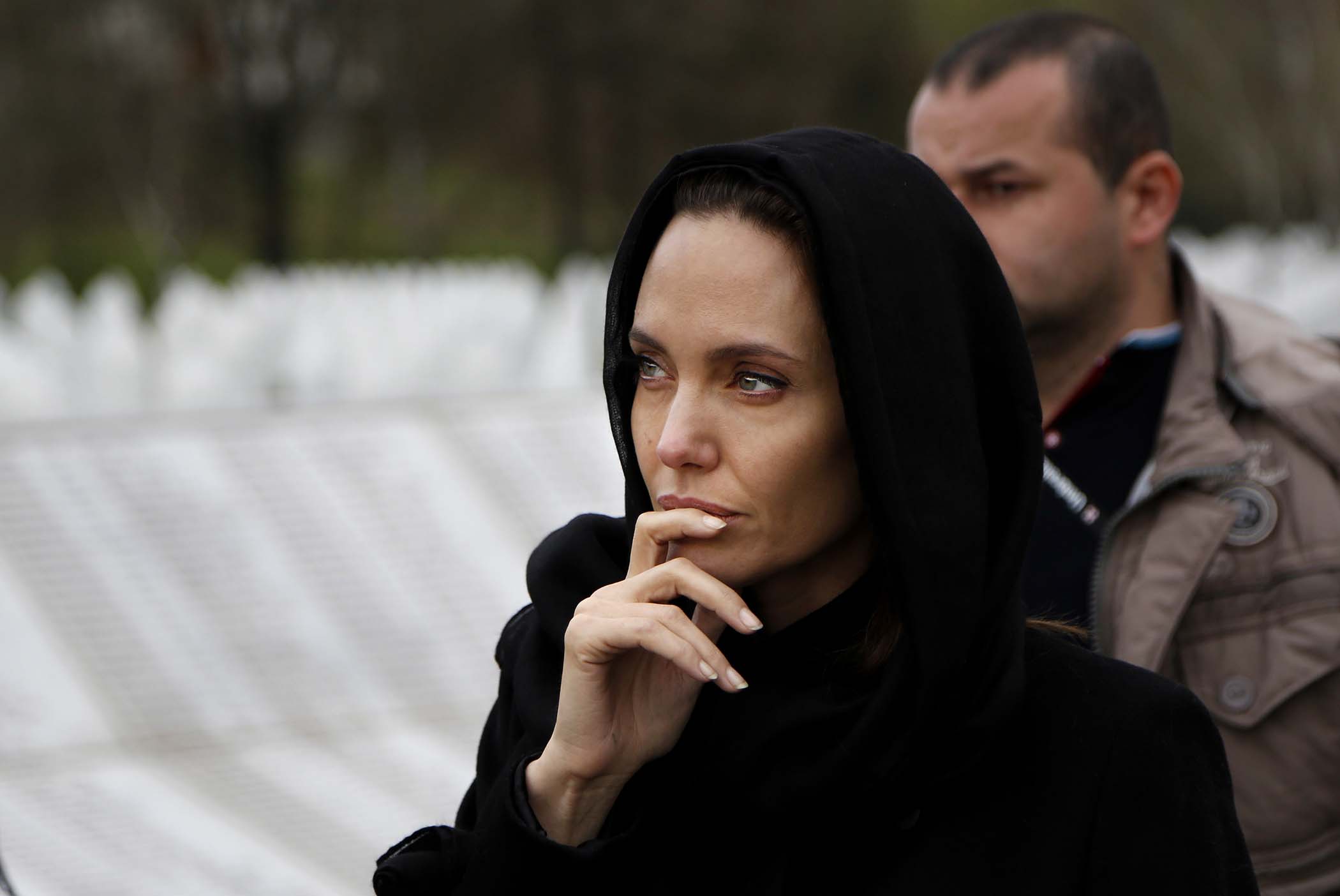 Анджелина Джоли приняла ислам и посетила с дочерью лагерь беженцев в Турции
