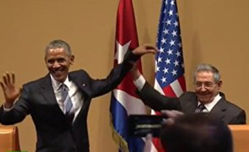Рауль Кастро Барак Обамаға өзін жауырынынан қаққызбай қойды (ВИДЕО)