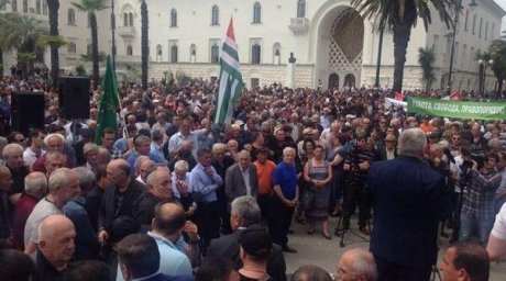 Қаруланған адамдар Абхазия президенті әкімшілігін басып алды