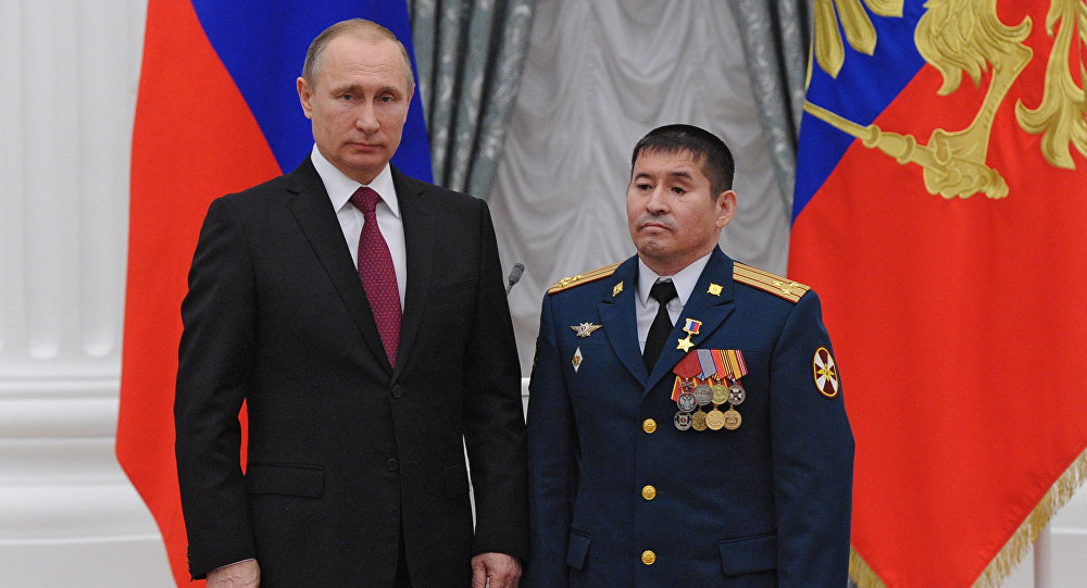 Путин қазақ командирі Серік Сұлтанғабиевті ерлігі үшін марапаттады