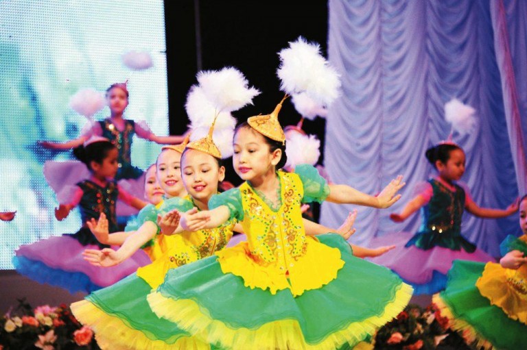 Қыздар сайысы. Казахский танец дети. Казахский костюм для танца. Казахские костюмы танцевальные национальные для девочек. Казахский национальный костюм детский.